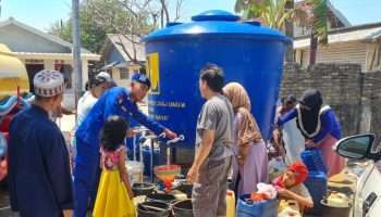 Polisi Perairan Bagikan Air Bersih
