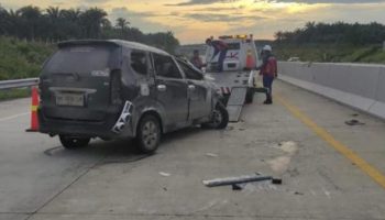 Avanza Berpenumpang 11 Orang Pecah Ban di Tol Pekanbaru-Bangkinang, 1 Tewas
