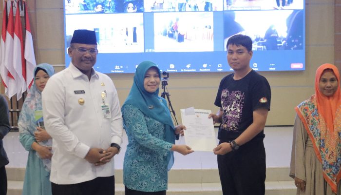 Pj Gubernur Safrizal Serahkan Sertifikat Halal untuk UMKM