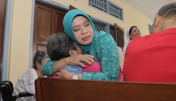 Pelukan Istri Pj Gubernur, Membuat Haru Penghuni Panti