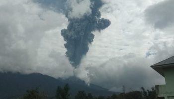 Gunung Marapi KembalI Erupsi Diiringi Dentuman Keras