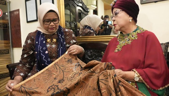 Waldjinah Berikan Batik “Wahyu Tumurun” untuk Anies Baswedan Agar Menjadi Presiden RI