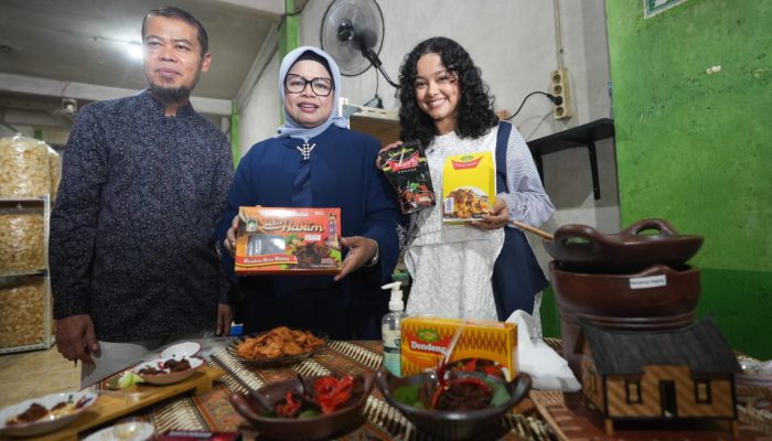 Support UMKM, Fery Farhati dan Mutiara Baswedan Kunjungi Sentra Oleh-oleh Sanjai Balado Ummi Aufa Hakim
