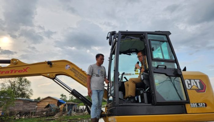 Normalisasi Sungai Boom Berlian Gunakan Excavator