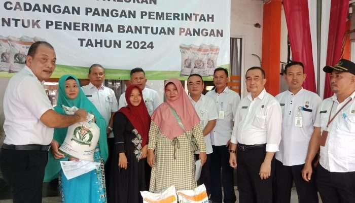 Sebanyak 1422 KK di Kecamatan Rangkui Terima Bantuan Beras Cadangan Pangan