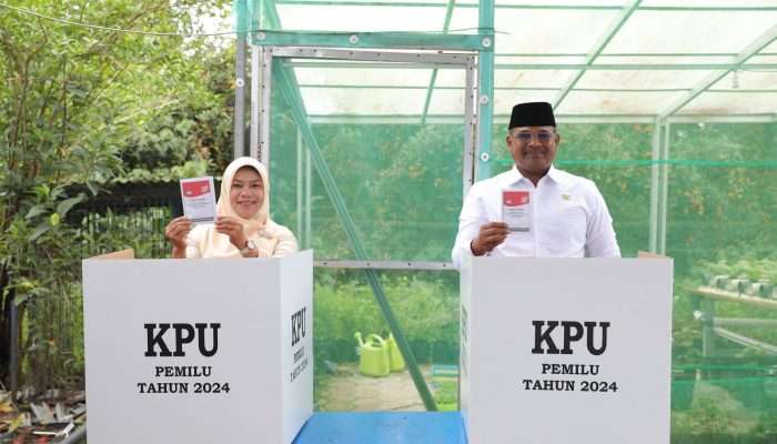 Pj Gubernur Bersama Istri Nyoblos di TPS 17 Padanglama