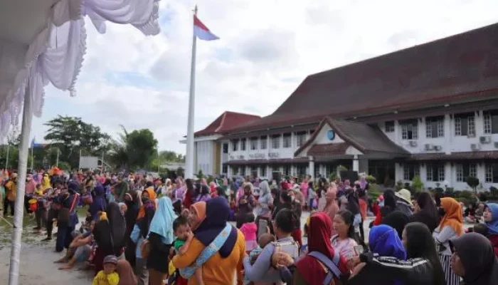 Warga Serbu Pasar Murah di Kantor Bupati Bangka