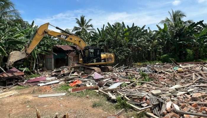 Rumah Remaja Pembunuh Sekeluarga di Penajam Dirobohkan Warga