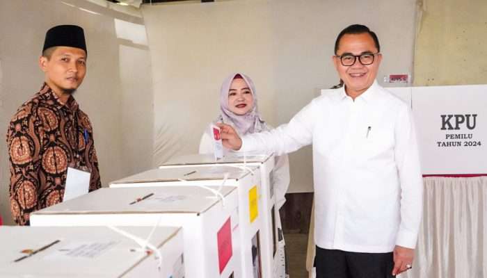 Pj Bupati Banyuasin Gunakan Hak Suara di Pemilu 2024