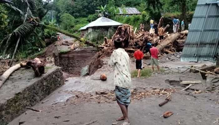 Banjir dan Longsor di Pesisir Selatan: 10 Orang Hilang, Jembatan Putus