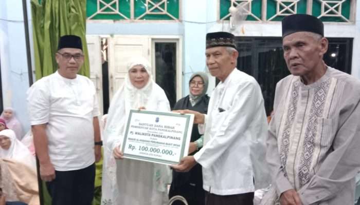Pj Walikota Pangkalpinang Salurkan Dana Hibah Saat Safari Ramadhan