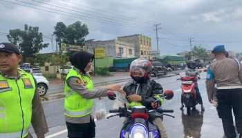Personil  Polsek Talang Kelapa Berbagi Takjil Buka Puasa untuk Warga