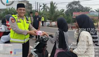 Personil Polsek Betung Polres Banyuasin Berbagi Takjil