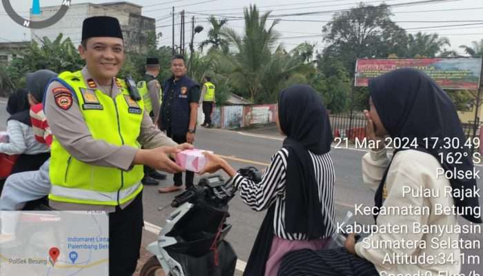 Personil Polsek Betung Polres Banyuasin Berbagi Takjil
