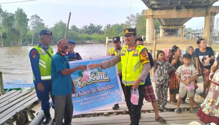  Satpolair Polres Banyuasin Bagikan Takjil Jelang Berbuka Puasa