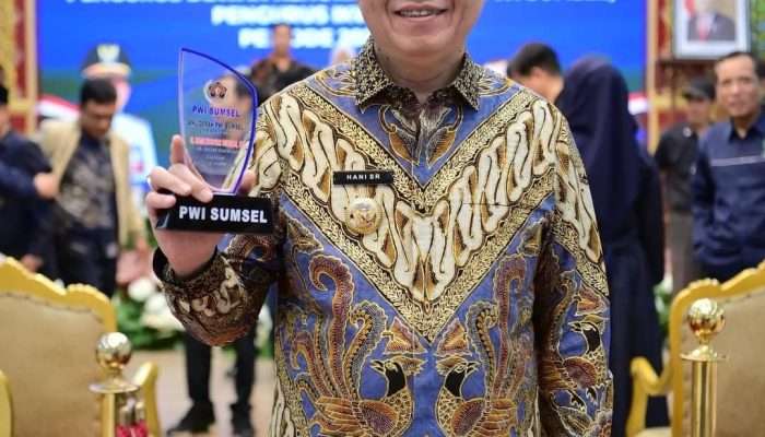 Penjabat Bupati Banyuasin Terima Penghargaan Kategori Birokrat Peduli Pers