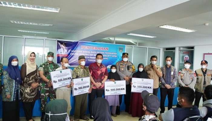 Pemko Padang Panjang Bagikan Bansos untuk 419 Petani Terdampak Erupsi Marapi