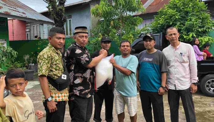 Semen Padang Serahkan Bantuan Sembako ke Warga Terdampak Banjir di Banuaran