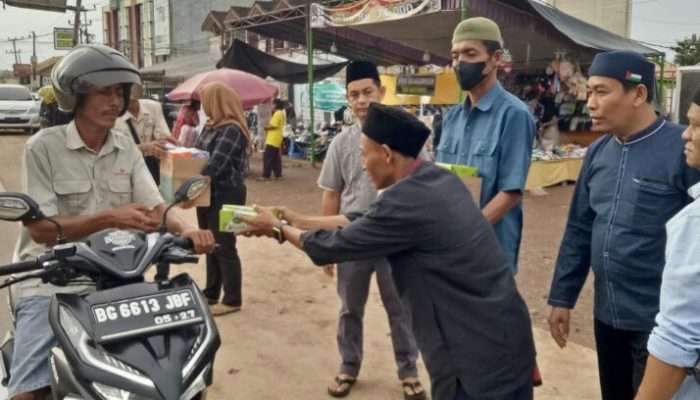 Forbes dan IKM Banyuasin Kembali Bagikan Takjil Jelang Buka Puasa