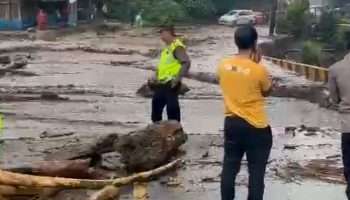 Akses Jalan Nasional Padang Panjang ke Bukittinggi Terendam Banjir Lahar Dingin