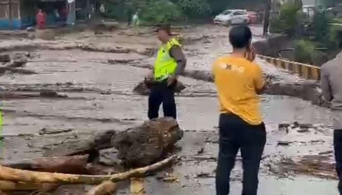 Akses Jalan Nasional Padang Panjang ke Bukittinggi Terendam Banjir Lahar Dingin