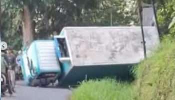 Truk Terbalik di Kelok 44, Arus Lalu Lintas Lubuk Basung-Bukittinggi Ditutup Sementara