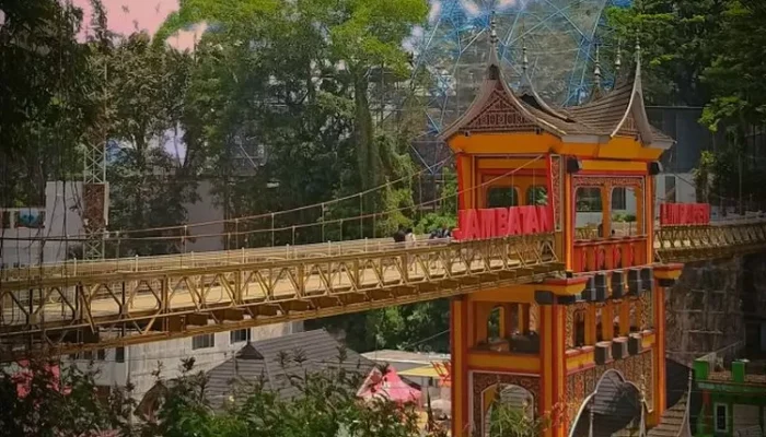 Nikmati, Goyangan Jembatan yang Membentang di Tengah Kota Bukittinggi