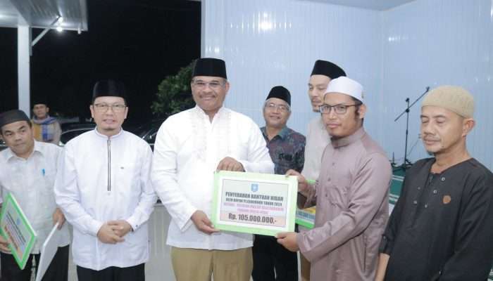 Safari Ramadhan ke Bateng, Pj Gubernur Safrizal Serahkan Sejumlah Bantuan 