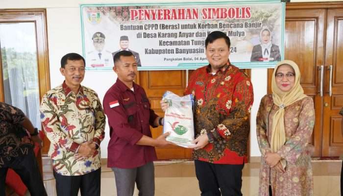 Pemkab Banyuasin Salurkan Bantuan Beras untuk Korban Banjir Tungkal Ilir