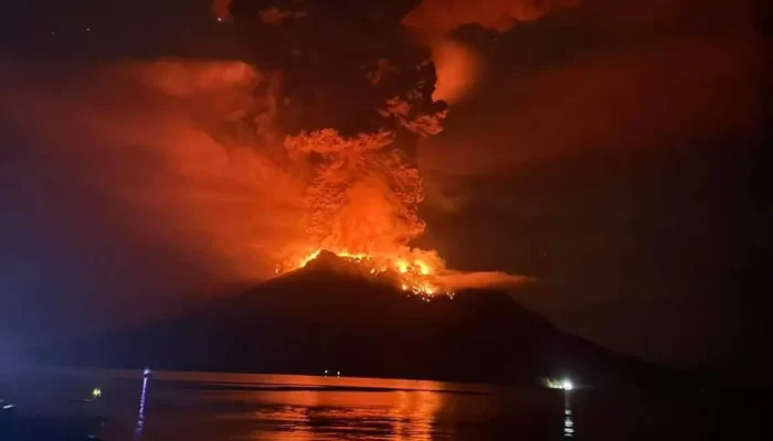 Erupsi Gunung Ruang: 6.045 Warga Mengungsi, 500 Rumah Rusak, Bandara Tutup