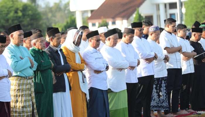 Penjabat Gubernur Safrizal Salat Idulfitri Bersama Masyarakat