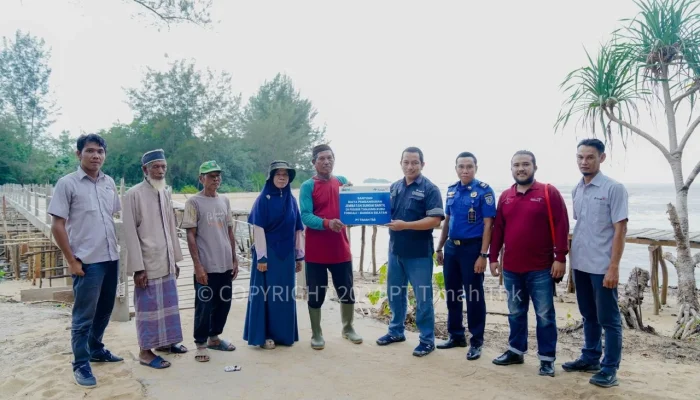 PT Timah Bantu Renovasi Dermaga Desa Tanjung Kubu