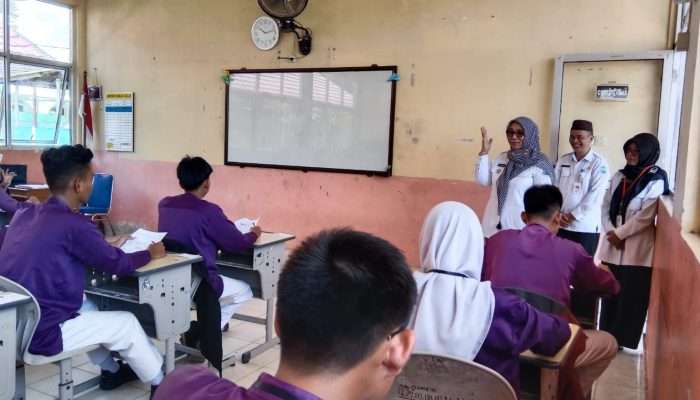 Pj Walikota Tinjau Pelaksanaan Ujian Akhir SMP di Kota Pangkalpinang