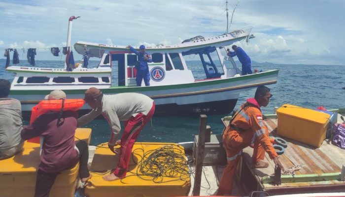 Ditpolairud Polda Babel Bersama SAR Evakuasi Kapal Nelayan