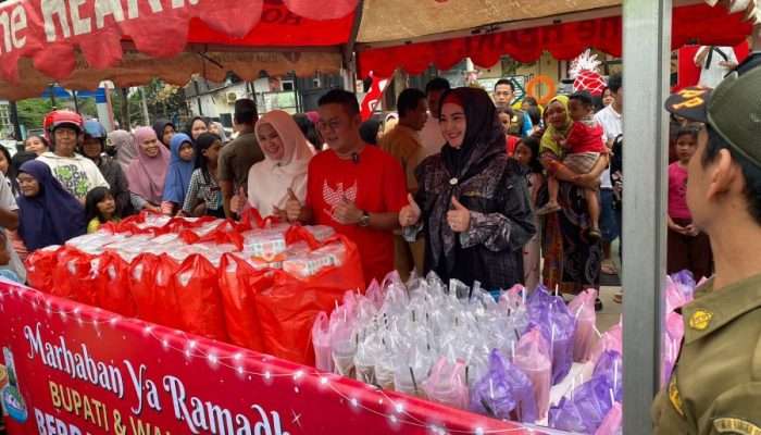 Bupati Riza Herdavid Berbagi Takjil Ramadhan