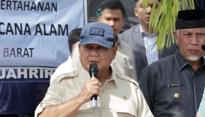 Prabowo Subianto Serahkan Bantuan Bencana di Sumbar
