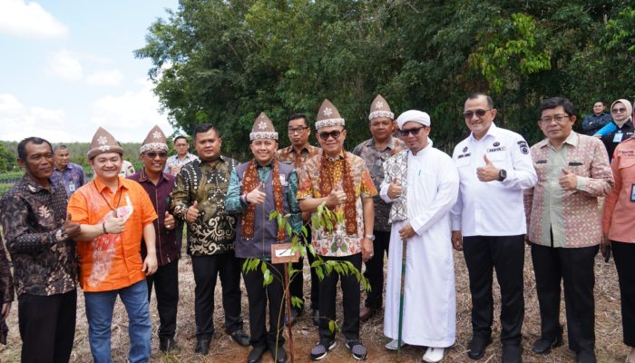 H. Agus Fatoni Bersama Hani S. Rustam Launching Pelestarian Gaharu Sebagai Komoditi Unggulan Baru Sumsel di Banyuasin