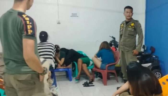 Sembilan Wanita Digelandang ke Mako Satpol PP Padang