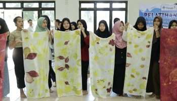 PT Timah Gelar Pelatihan Ecoprint bagi Siswa Pemali Boarding School