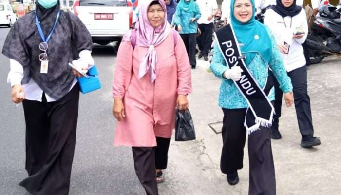 Pj Ketua TP PKK Pangkalpinang Sweeping PIN Polio 2 ke Rumah Warga