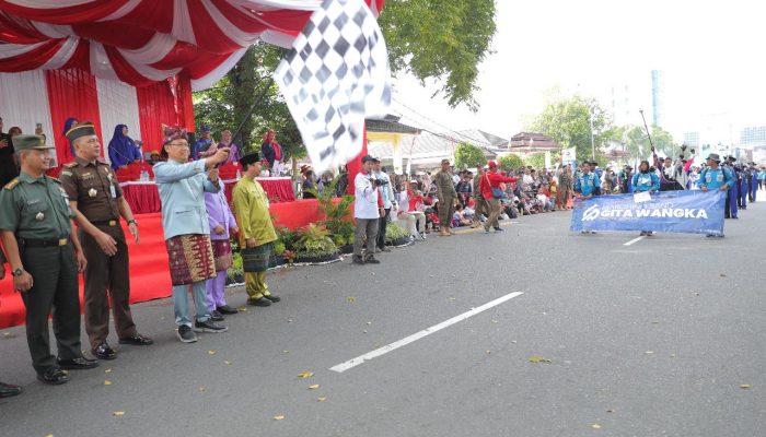 Penjabat Gubernur Antusias Saksikan Pawai Kemerdekaan