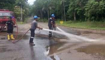 Karyawan PT Timah Bersihkan Tumpukan Pasir di Jalan Sekitar Komplek Timah Bangka Barat