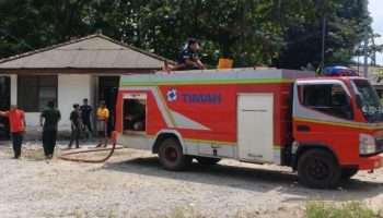Tim Damkar PT Timah Bantu Padamkan Kebakaran di Pelabuhan Tanjung Gudang Belinyu