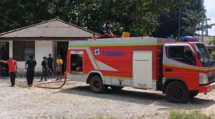 Tim Damkar PT Timah Bantu Padamkan Kebakaran di Pelabuhan Tanjung Gudang Belinyu