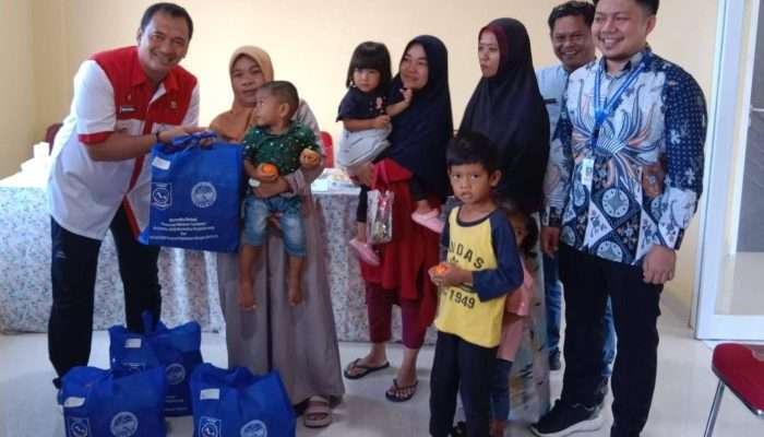 Budi Utama Serahkan Makanan Tambahan untuk Warga Kacang Pedang
