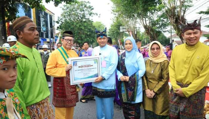 Pemkot Pangkalpinang Beri Penghargaan dan Bantuan Sosial