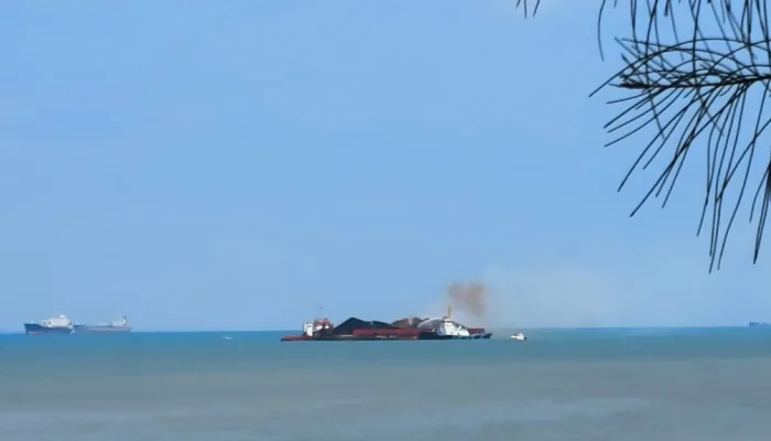 Tongkang Muatan Batu Bara Terbakar di Perairan Tembelok