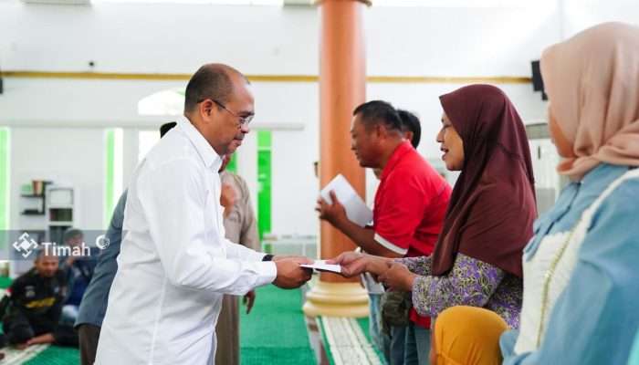 Unit Pengumpulan Zakat PT Timah Serahkan Bantuan Modal dan Tenda ke Pelaku Usaha