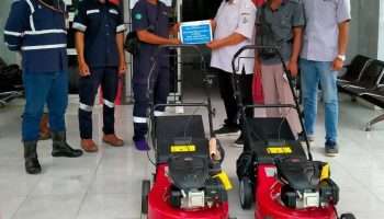 PT Timah Tbk Serahkan Dua Unit Mesin Potong Rumput untuk Desa Pasir Putih