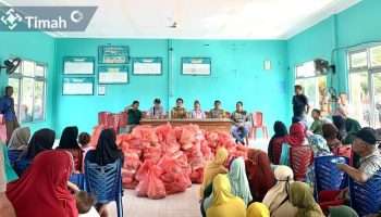 PT Timah Serahkan Ratusan Paket Sembako untuk Warga Desa Beriga